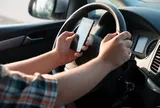 Lái ô tô nghe điện thoại năm 2026: Mức phạt mới tài xế cần biết