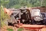 Ô tô chở máy múc bị lật, đè trúng xe máy, 2 vợ chồng thiệt mạng: Hiện trường thương tâm
