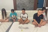 Bên trong nhà nghỉ, bắt quả tang 2 nam 3 nữ đang làm “chuyện mờ ám”, hé lộ danh tính