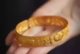 Cháu gái trộm tiền và vòng vàng, ông bà quyết định làm điều khiến cô phải ngồi tù