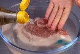 Cho dù thịt đông cứng tới đâu, chỉ cần thêm giọt này vào sẽ rã đông trong vài phút