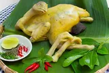 Luộc gà xong đừng vớt ngay ra đĩa: Làm thêm 1 bước da giòn sần sật, thịt chắc, chặt không bị nát