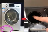 Trên máy giặt có 1 công tắc ẩn, cứ bật lên là toàn bộ nước bẩn chảy ra ngay