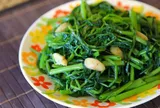 Mẹo xào rau muống xanh ngát, giòn ngon, để lâu không thâm xỉn