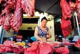 Tai sao ở chợ người bán thường treo thịt bò lên cao, thịt lợn thì bày dưới bàn? 90% người không biết lý do