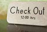 Tại sao khách sạn cho nhận phòng lúc 14h nhưng lại yêu cầu trả phòng lúc 12h? Khách hàng có thiệt không?