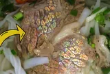 Miếng thịt bò ánh lên 7 sắc cầu vồng có ăn được nữa không?