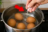 Vì sao bạn nên thả một chút muối vào nồi luộc trứng?