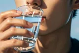 Có nên uống nước đun sôi để nguội để qua đêm hay không?