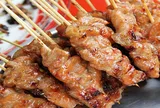 Cách ướp thịt xiên nướng ngon mềm, thơm nức như ngoài hàng, ăn là mê ngay