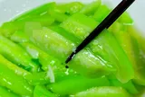 Xào mướp thâm đen nhìn đã chán, làm thêm bước này mướp xanh mướt, không chảy nước lại ngọt thơm