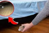 Tại sao bạn nên ném chai nước vào gầm giường ngay sau khi nhận phòng khách sạn?