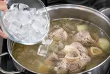 Tại sao bạn nên cho đá lạnh vào nồi nước hầm xương?
