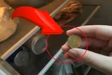 Tại sao nhiều gia đình thích đặt một đồng xu trong tủ lạnh?