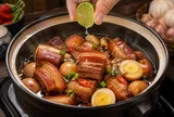 Tại sao bạn nên vắt vài giọt nước cốt chanh vào nồi thịt kho tàu?