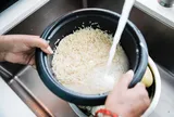 Vì sao không nên vo gạo trực tiếp trong ruột nồi cơm điện?