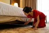 Tại sao nên kiểm tra gầm giường ngay khi nhận phòng khách sạn?