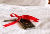 Tại sao bạn nên mang theo dải ruy băng đỏ khi nhận phòng khách sạn?