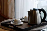 Tại sao bạn không nên dùng ấm siêu tốc trong khách sạn?