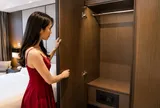 Tại sao bạn nên mở tủ quần áo kiểm tra đầu tiên khi vừa nhận phòng khách sạn?