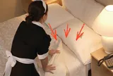 Tại sao nhân viên khách sạn thường nhét chặt chăn vào đệm?