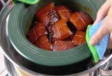 Tại sao khi kho thịt, người ta thường buộc một sợi chỉ bên ngoài miếng thịt, mục đích là gì?