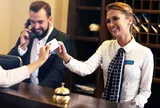 Tại sao lễ tân khách sạn không bao giờ nói to số phòng của khách?