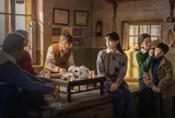 "Khi cha mẹ còn sống, anh em là một gia đình, khi cha mẹ mất đi...", nửa vế sau đọc mới thấy đau lòng
