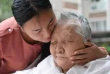 Về già ốm đau nằm trên giường bệnh mới nhận ra, chỉ có 3 người này là thương ta nhất