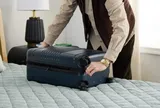 Vị trí tệ nhất để đặt vali khi nhận phòng khách sạn, rất nhiều người làm sai
