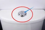 Tại sao trên bồn cầu có 2 nút xả? Bấm nút nào thì tốt hơn?