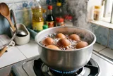 Tại sao luộc trứng gà chờ nước sôi, luộc trứng vịt cho nước lạnh?