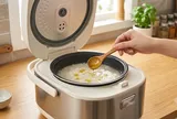 Tại sao bạn nên nhỏ vài giọt dầu ăn vào nồi cơm trước khi nấu?