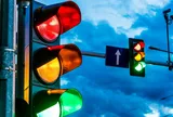 Tại sao đèn giao thông có 3 màu xanh, vàng, đỏ mà không phải màu khác?