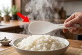 Tại sao muôi xới cơm có nhiều hạt tròn nhỏ nổi trên bề mặt?