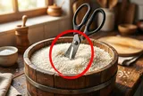 Cắm kéo vào thùng gạo: Mẹo hay gia đình nào cũng cần, tiết kiệm khoản lớn mỗi năm