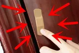 Tại sao bạn nên dán một miếng urgo lên cửa nhà vệ sinh?
