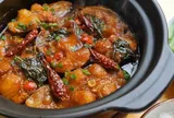 Thả nắm lá này vào nồi cá kho: Cá hết sạch mùi tanh, dễ mục xương, thịt chắc đậm đà