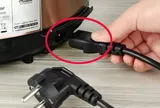 Tại sao dây nguồn của nồi cơm điện có thể rút ra rút vào, các thiết bị khác thì không?