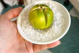 Tại sao nhiều người thích để một đĩa chanh muối ở đầu giường?