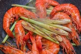 Cách luộc tôm không cần nước ngọt lịm, không tanh