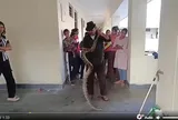 Trăn khổng lồ dài 3 mét bò vào ký túc xá nữ: Hiện trường gây hoảng loạn