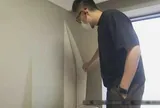 3 người đổ bệnh sau khi sang nhà mới: Bóc lớp dán tường ra ai cũng sững sờ với thứ bên trong