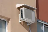 Cục nóng điều hoà để ngoài trời mưa nắng có cần che chắn không? Nhiều gia đình làm sai khiến máy nhanh hỏng, tốn điện hơn
