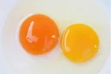 Lòng trứng màu cam đậm hay vàng nhạt nhiều dinh dưỡng hơn?