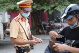 Bấm còi liên tục khi tham gia giao thông bị phạt bao nhiêu tiền?