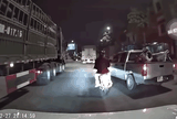 Vụ clip ô tô tạt đầu khiến xe máy chở trẻ em suýt ngã vào gầm xe tải: Danh tính tài xế