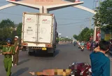 Va chạm với xe tải, nữ nhân viên tạp vụ tử vong tại chỗ: Nhân chứng nói gì?