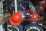 Hiện trường vụ dùng thiết bị cắt phá thủy lực giải cứu 2 người mắc kẹt trong cabin xe tải, sau cú đâm trực diện vào nhà dân
