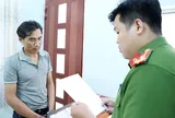 Diễn biến mới vụ bé gái 13 tuổi sinh con ở An Giang:  Công an bắt giam cha dượng "hờ"